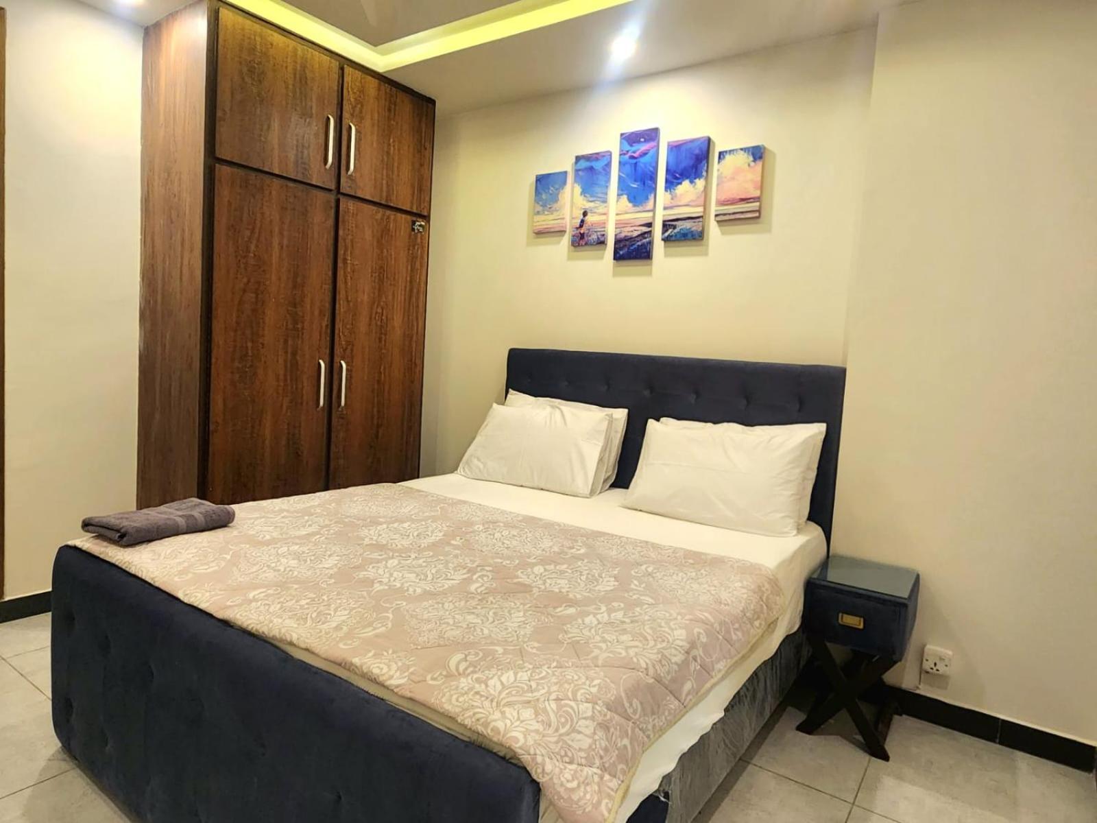 Luxurious Landing Apartments & Suites Bahria Town Равалпинди Номер фото