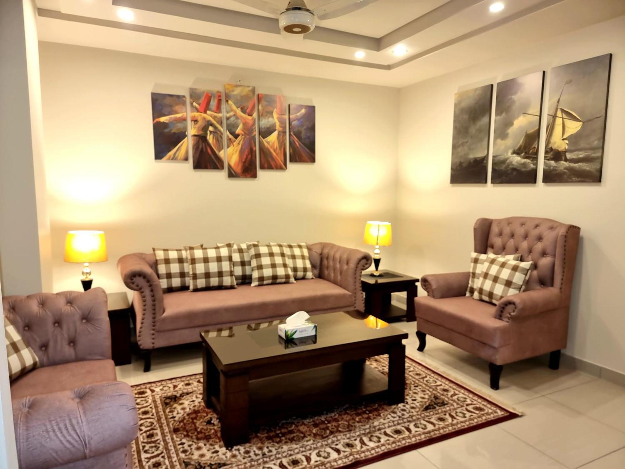 Luxurious Landing Apartments & Suites Bahria Town Равалпинди Номер фото